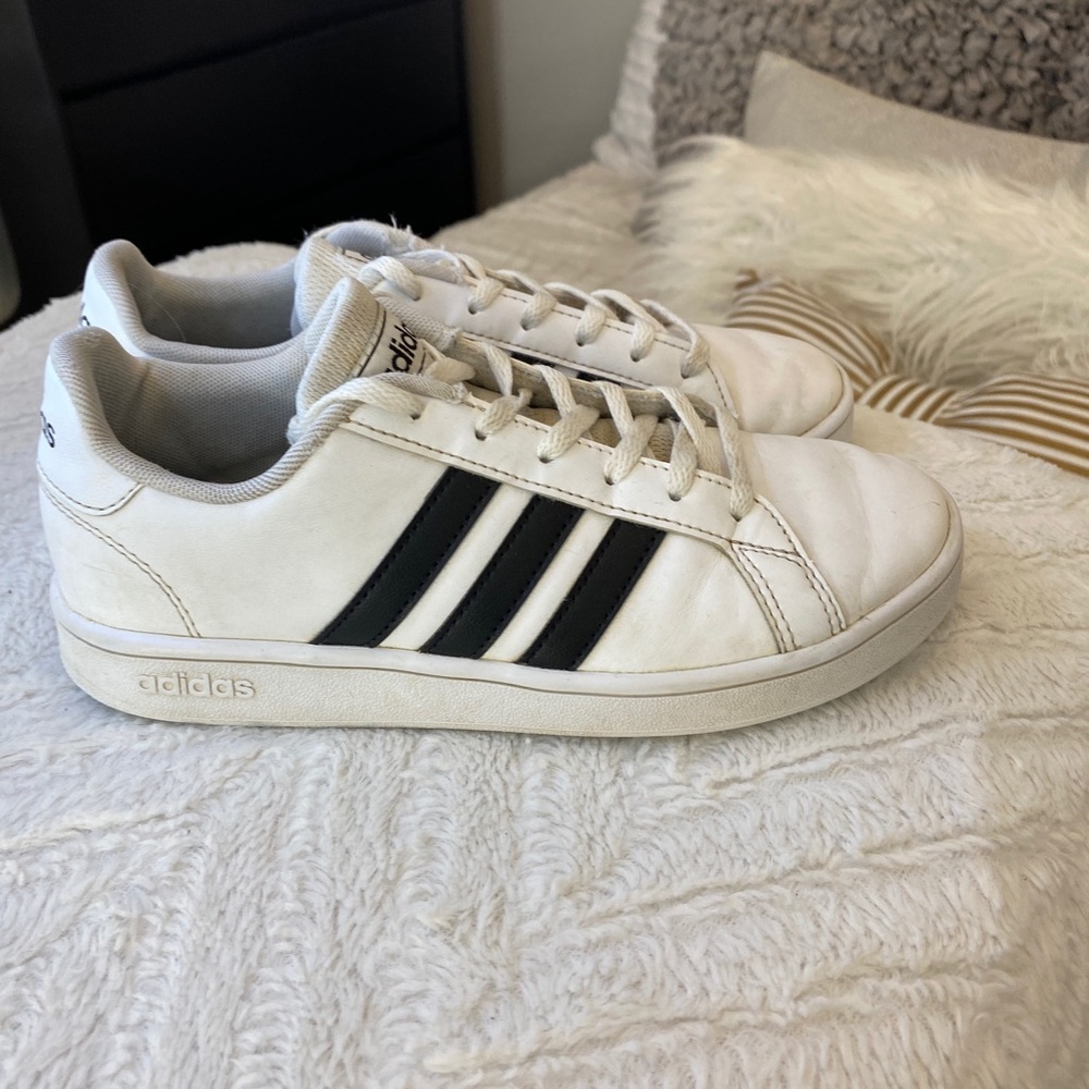 Adidas Kids’ Grand Court K Sneaker 🙎‍♂️ - Picture 3 of 4